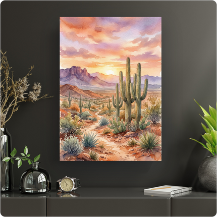 Affiche représentant un paysage désertique au coucher de soleil, réalisé à l'aquarelle. On y voit de grands cactus saguaro élancés, des cactus raquettes, des agaves et d'autres plantes du désert. Le ciel est teinté d'oranges, de roses et de violets, avec des montagnes lointaines en arrière-plan et un soleil couchant éclatant. Un chemin sinueux traverse le premier plan de ce décor aride et coloré.
