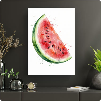 Affiche verticale représentant une tranche de pastèque juteuse en illustration aquarelle sur fond blanc. La pastèque est d'un rouge vif avec des pépins noirs, une peau verte et blanche, et des gouttelettes d'eau réalistes ainsi que des éclaboussures vertes et rouges, évoquant la fraîcheur et la vitalité.
