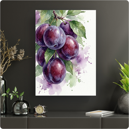 Affiche murale verticale présentant une illustration aquarelle d'une grappe de six prunes violettes et juteuses, suspendues à une branche avec des feuilles vertes. Le fond est blanc avec des éclaboussures de peinture violette et verte, donnant un effet artistique et aérien. L'affiche est exposée sur un mur gris foncé, au-dessus d'une console sombre avec des éléments décoratifs.