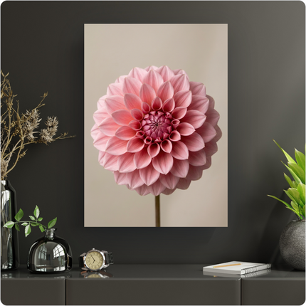 Affiche murale verticale présentant un gros plan détaillé d'une fleur de dahlia rose vif, aux pétales parfaitement symétriques et au cœur dense, sur un fond uni beige clair et doux. L'affiche est exposée sur un mur anthracite dans un intérieur au mobilier épuré et contemporain, accompagnée de vases en verre fumé et de plantes vertes, créant une ambiance sophistiquée et naturelle.