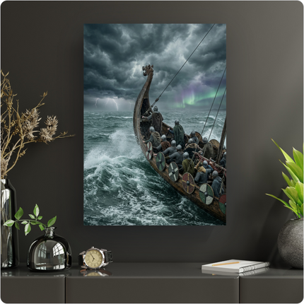 Affiche murale représentant un drakkar viking sur une mer déchaînée sous un ciel d'orage menaçant. Des éclairs zèbrent le ciel et une aurore boréale verte et violette illumine l'horizon. Le bateau en bois est rempli de guerriers vêtus de capes et de casques, avec des boucliers ronds et colorés alignés sur les flancs, bravant les vagues écumantes.