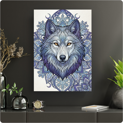 Affiche murale verticale représentant la tête d'un loup stylisé et majestueux, aux yeux perçants de couleur jaune-orangé. Son pelage est dessiné avec des nuances de bleu, de violet et de gris. L'animal est entouré d'un motif complexe de mandala intégrant des flocons de neige et des croissants de lune, dans des tons de bleu clair et de lavande sur un fond blanc cassé. L'affiche est présentée sur un mur anthracite dans un intérieur contemporain, avec des éléments décoratifs discrets à gauche et à droite.