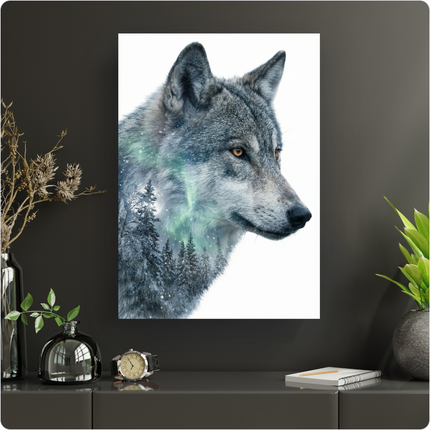 Affiche verticale d'un loup gris de profil, regardant vers la droite, sur fond blanc pur. Son pelage est en surimpression avec une forêt de conifères enneigée sous une aurore boréale verte et des flocons de neige. Les yeux du loup sont d'un orange ambré intense.
