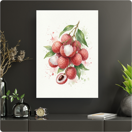 Affiche murale représentant une grappe de lychees frais illustrés à l'aquarelle sur un fond blanc pur. Les fruits sont d'un rose-rouge vif avec des coques texturées, accompagnés de feuilles vertes. Plusieurs lychees sont ouverts, révélant leur chair blanche translucide et leur noyau foncé. Des éclaboussures de peinture rose et verte entourent délicatement la grappe, ajoutant un effet artistique et dynamique.