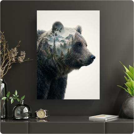 Affiche verticale représentant le profil droit d'un ours brun majestueux. Son corps et sa tête sont fusionnés par un effet de double exposition avec une image de forêt dense de conifères et de montagnes brumeuses, créant une scène naturelle et onirique. Le fond de l'affiche est blanc cassé, mettant en valeur l'illustration.