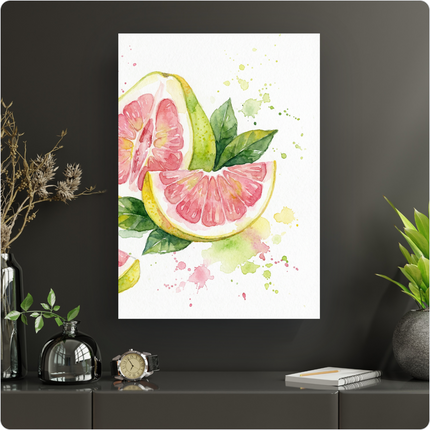 Affiche verticale représentant une illustration à l'aquarelle d'un pamplemousse rose vif coupé en deux et en tranche, accompagné de feuilles vertes. Des éclaboussures de peinture rose et verte entourent le fruit sur un fond blanc lumineux, évoquant la fraîcheur et l'été.
