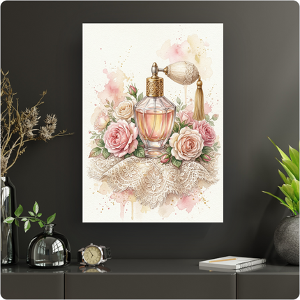 Affiche représentant une illustration à l'aquarelle d'un élégant flacon de parfum vintage avec un vaporisateur à poire doré et un pompon beige. Le flacon, rempli d'un liquide ambré rosé, est entouré d'un luxuriant bouquet de roses aux teintes douces de rose pâle et de crème, avec leurs feuilles vertes. L'ensemble repose sur un napperon en dentelle beige finement détaillé. Le fond est unifié par des éclaboussures artistiques d'aquarelle roses et dorées sur un fond blanc cassé.