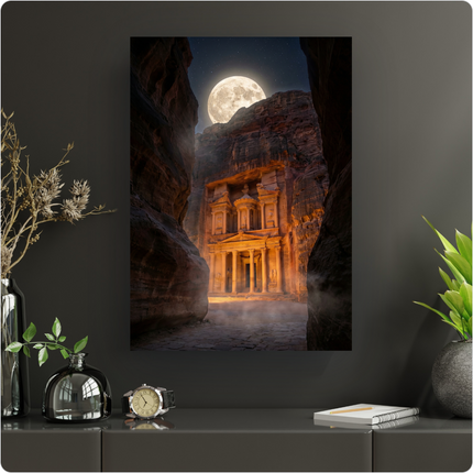 Affiche verticale représentant le monument antique du Khazneh (Le Trésor) à Petra, en Jordanie, éclairé par une lumière dorée sous une immense pleine lune et un ciel étoilé. Des falaises rocheuses sombres encadrent le temple, et une légère brume flotte au sol, créant une atmosphère mystérieuse et majestueuse.
