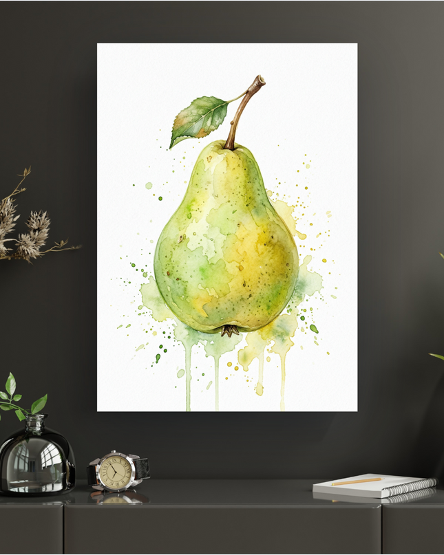 Affiche murale représentant une poire solitaire peinte à l'aquarelle. La poire est principalement verte avec des touches de jaune, un pédoncule marron et une feuille verte. Des éclaboussures et des coulures de peinture verte et jaune entourent le fruit sur un fond blanc pur, créant un effet dynamique et artistique. L'affiche est présentée sur un mur sombre dans un intérieur moderne, posée sur un meuble bas avec des objets décoratifs.