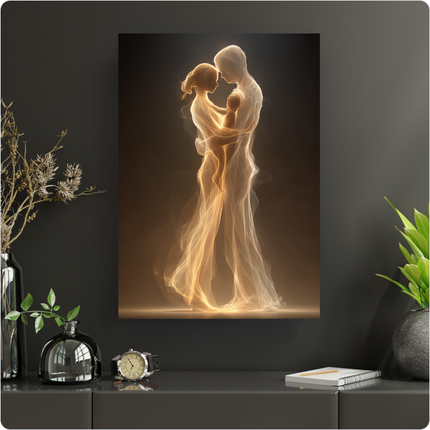Affiche verticale représentant une famille (homme, femme et bébé) formée de silhouettes lumineuses et éthérées. Les figures, baignées d'une lumière dorée et blanche, s'enlacent tendrement sur un fond sombre et mystérieux, évoquant la chaleur et la pureté des liens familiaux.